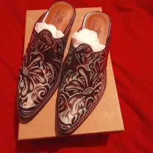 Heel out sandals leather